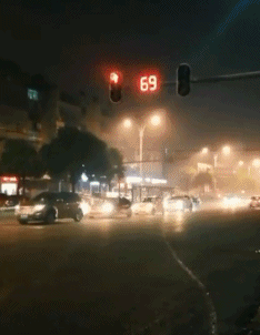爆笑GIF：没错，这傻子是我爸爸！亲的！