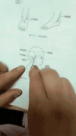 搞笑GIF动态图：如何引起酒桌上的女神注意？