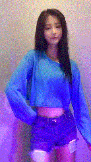 好身材美女GIF图：妹子，你这摆弄的姿势有点多啊！