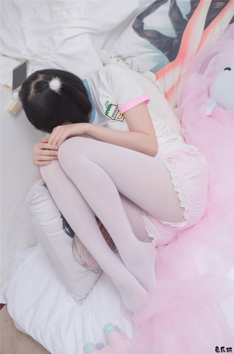 卧室里的白丝少女