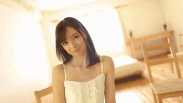 捂眼睛的美女动图：看姑娘这嘴型，这是要表达什么呢？