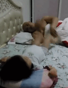 搞笑动图GIF图片：别闹，我和她闹着要呢！