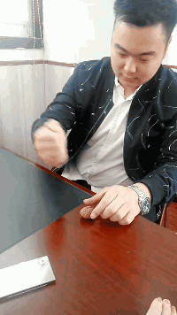 搞笑GIF图片:一张图告诉你!全班就我一个男生有多开心!