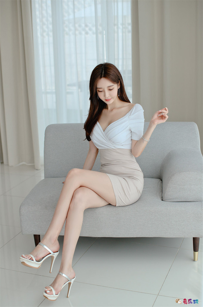 孙允珠丨白杏荔枝交叉斜束粉梦包臀裙