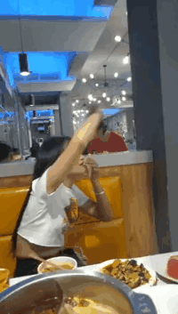 搞笑GIF动图：别看我摔了，姿势还是有的