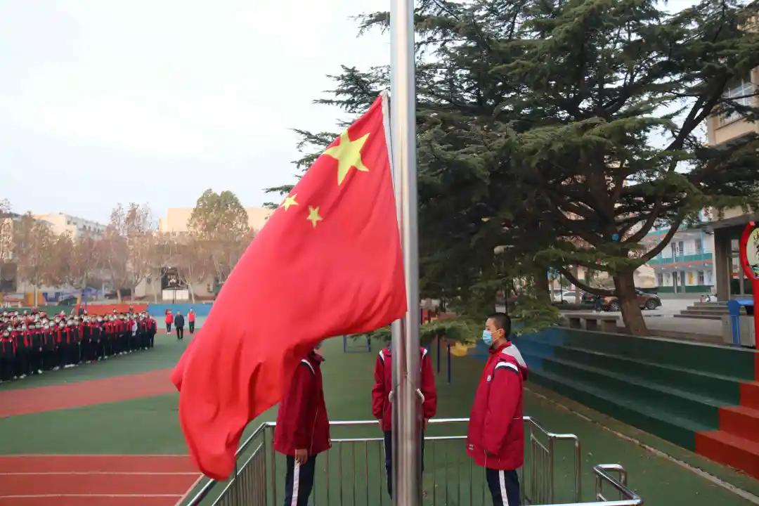 泰安英雄山双语学校英中初中部记忆小明星展示暨习惯成就未来主题升旗