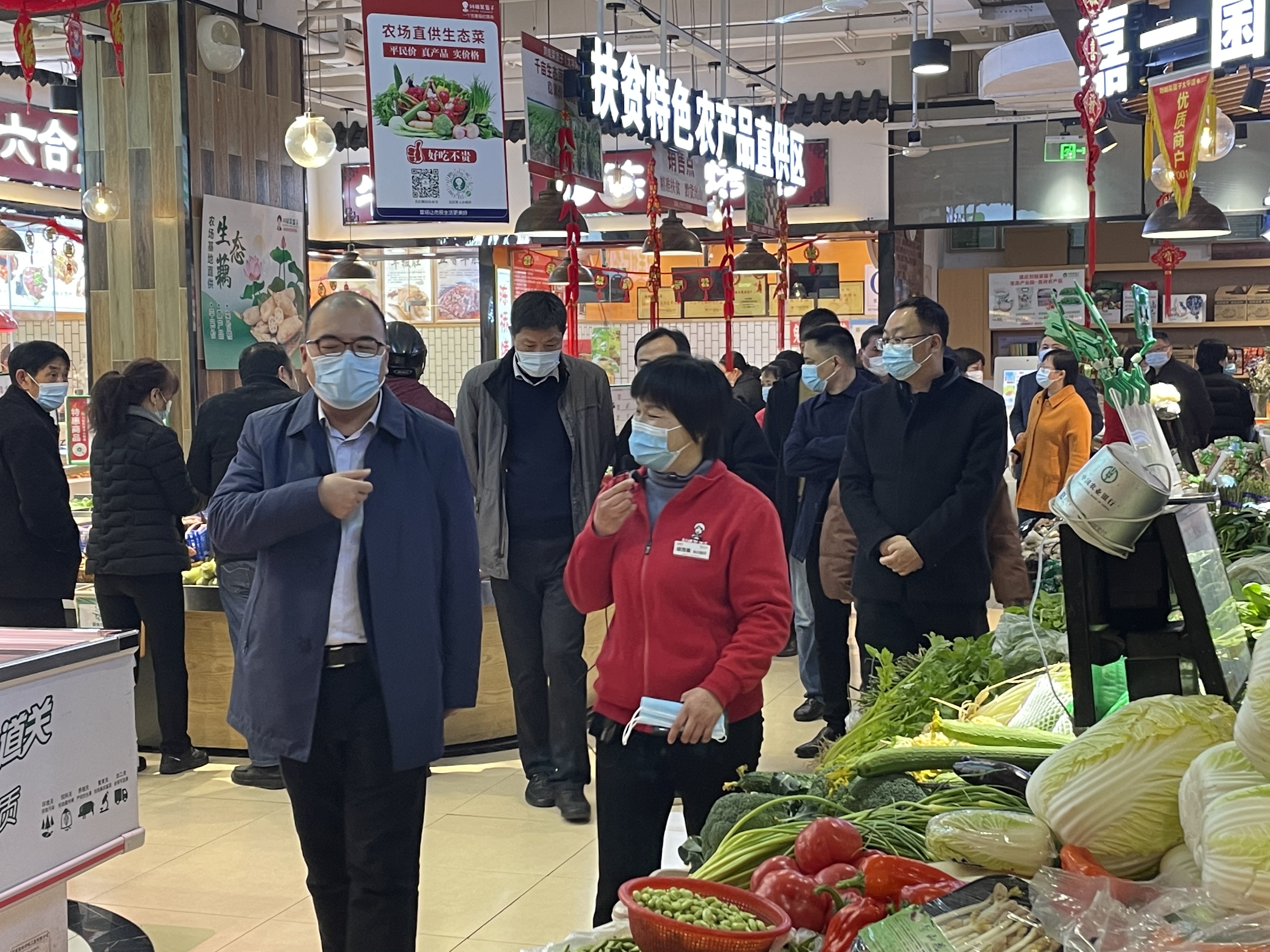 江寧區孫區長陪同蘇州市吳江區湯常委一行蒞臨劉姐菜籃子太平店考察調研