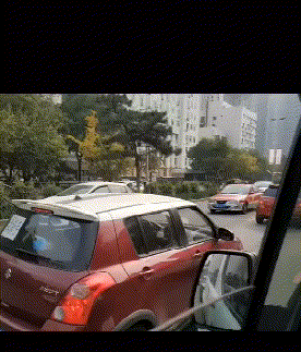 爆笑GIF图片：你就安心自己吃吧！就当我不存在！
