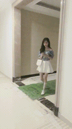 漂亮MM的动图：妹妹说滚我就滚！