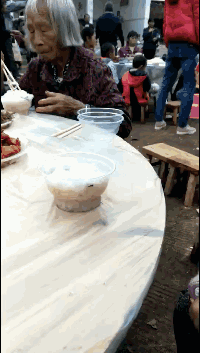 搞笑有趣的GIF图片：今天同学说留一桌女的和我聚会
