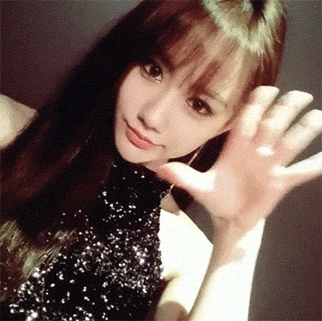 美女内涵图片GIF：腰力不错，表情也很到位