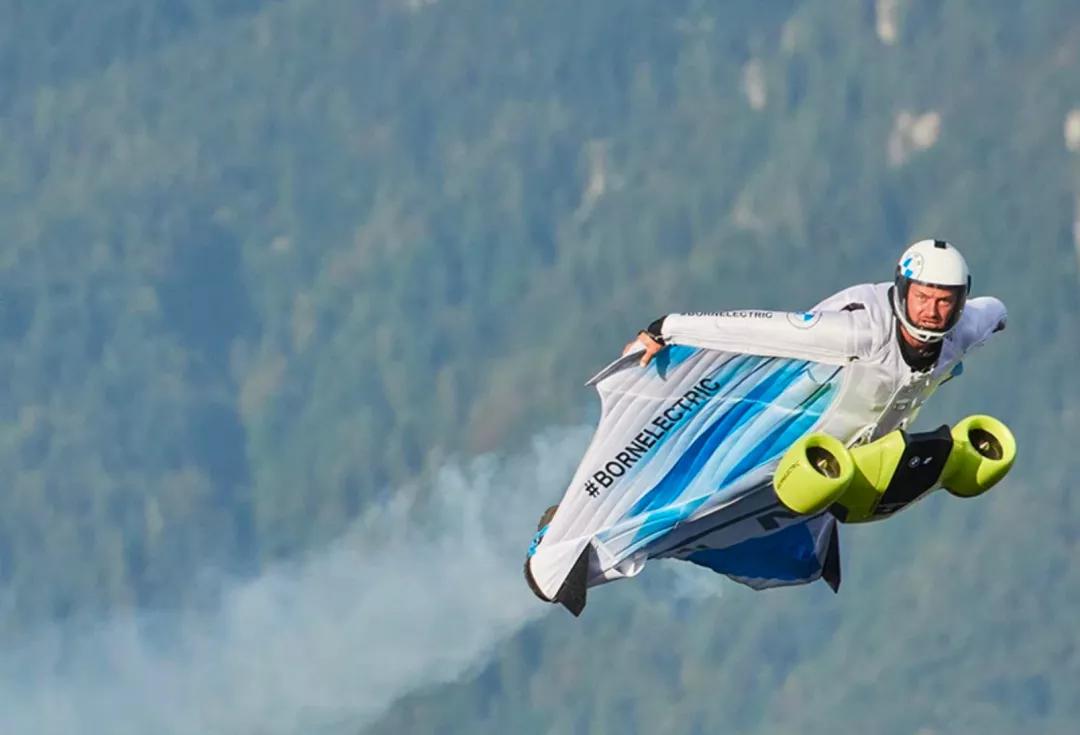 为了卖车67宝马做了件会飞的衣服以全新方式实现人类飞行梦想