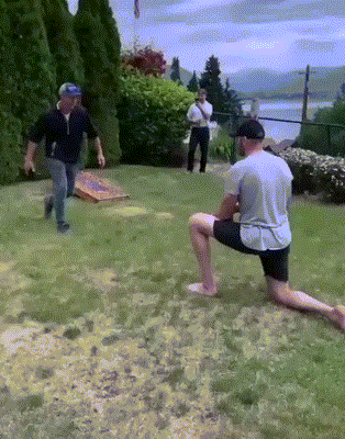 爆笑GIF动态图：好人太难了，让她男友追了整整三条街