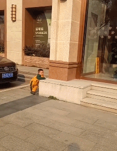 搞笑动图：备胎的究极状态，亮瞎了我的狗眼