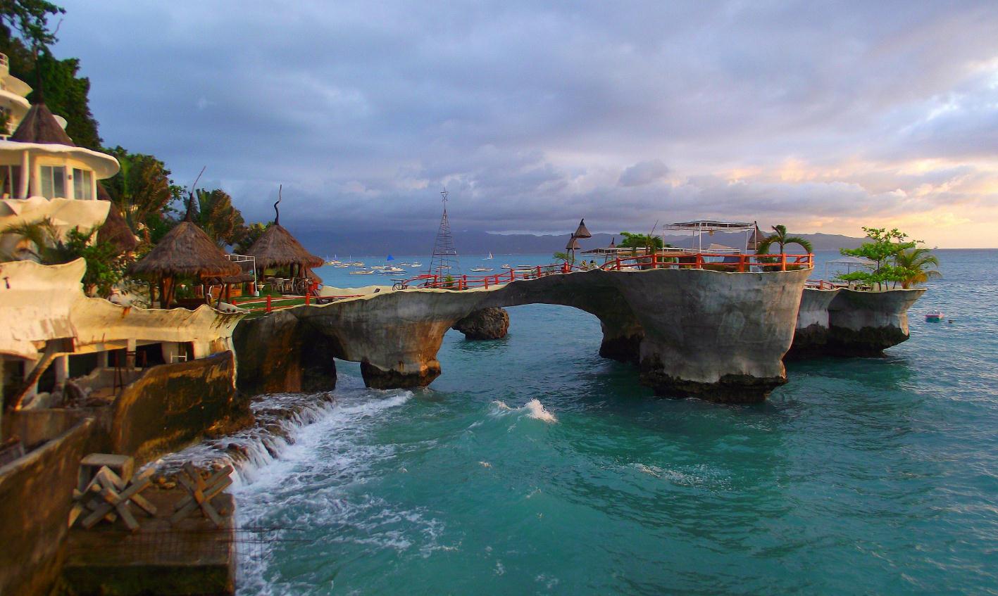 "苏比克湾提供了美军遗留下来的便利设施.