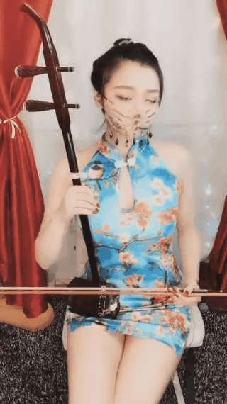 捂眼睛的美女动图：看姑娘这嘴型，这是要表达什么呢？