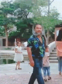 爆笑GIF：没错，这傻子是我爸爸！亲的！