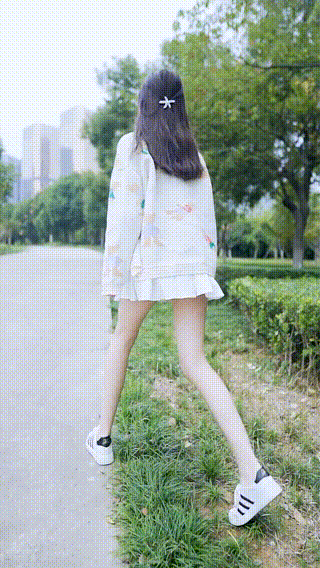 美女很会诱惑人的动图：简单的一个咬唇，我的魂早已飘走