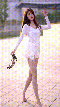 美女同事GIF动图：新来的女同事请我吃大大大餐！