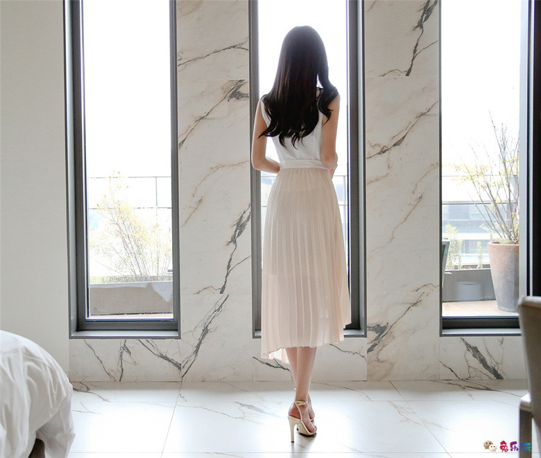 孙允珠丨蕙兰吊领古典墨韵柔白丝缎裙