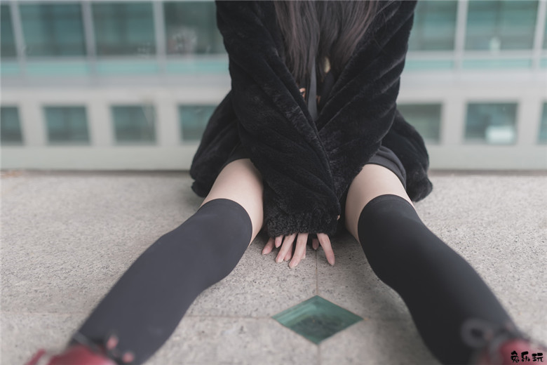【福利姬】让人喜欢的黑丝及膝袜小细腿！太美了（48P）