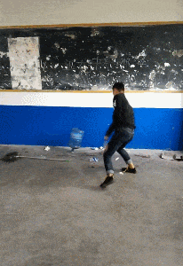 爆笑动图：好想知道这车里是不是在开车，发生了什么事情