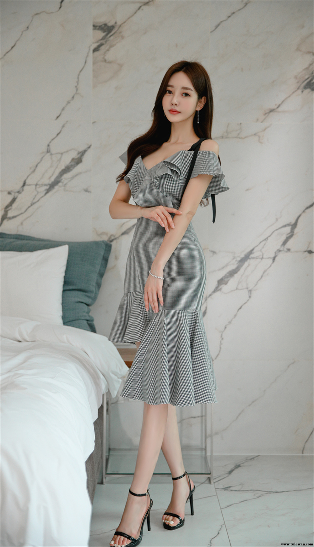 孙允珠丨黛灰曼妙束肩公主卷叶波纹裙