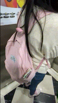姑娘，你家是不是特别有钱啊，是不是书包里面装不下了