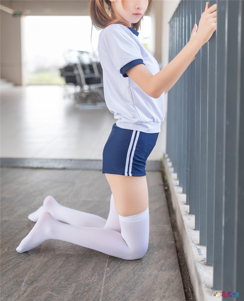 教室走廊的体操服少女