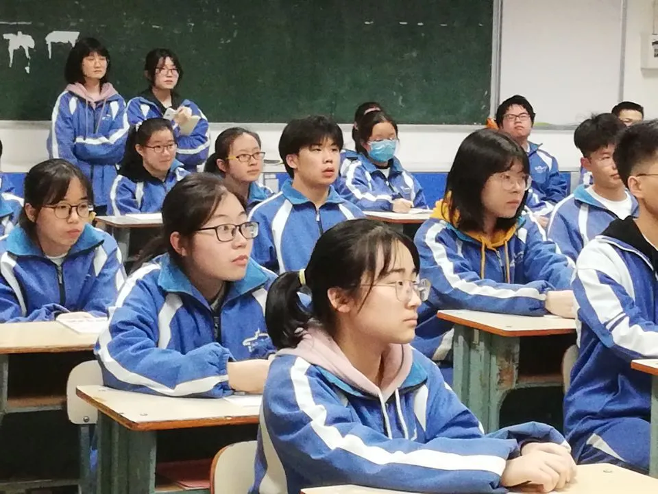 学史明理 | 楚红辉老师给青年学生上党课：弘扬红船精神 勇做时代接班人