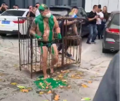 印度三哥在婚礼上鸣枪庆祝，结果却走火把新郎父亲当场爆头…