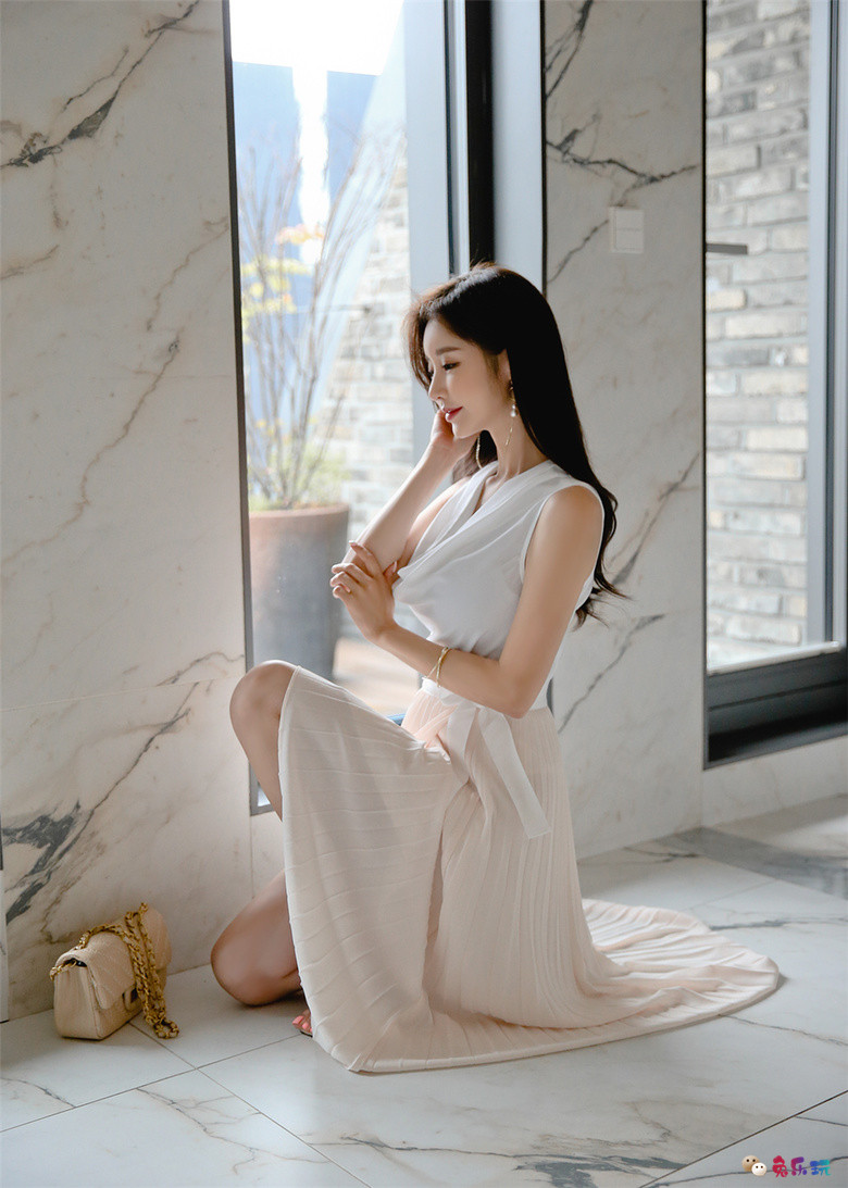 孙允珠丨蕙兰吊领古典墨韵柔白丝缎裙