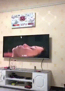 搞笑动图GIF图片：别闹，我和她闹着要呢！