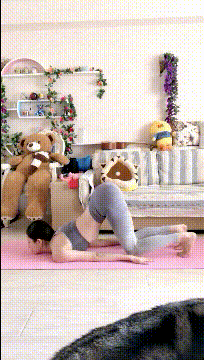 完美身材的美女GIF图片：这身材该凸的凸，该翘的翘！