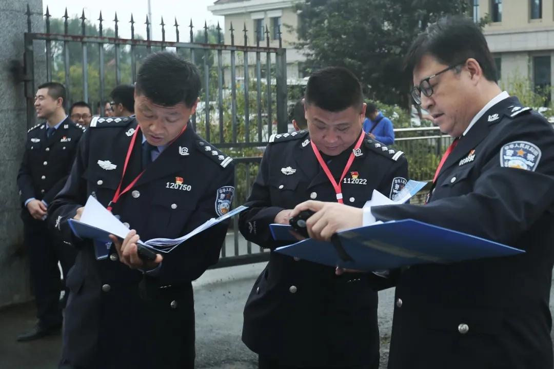 警犬|警汪出击，巅峰对决！这波本领秀真的很可~~~