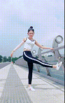 美女另类动态图片：少女的清香！