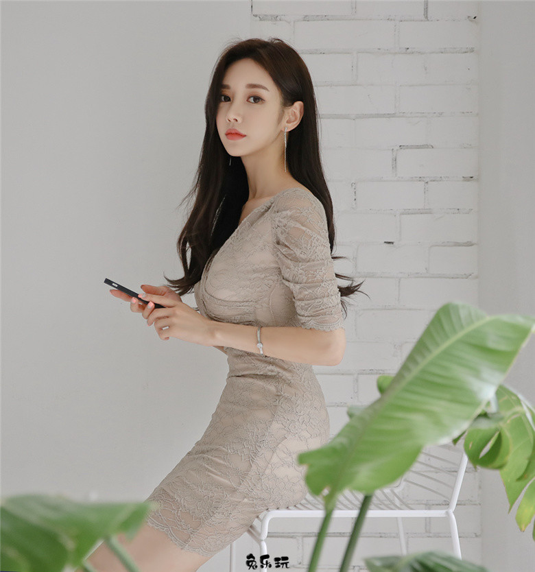 孙允珠：帕尔马麝香咖啡金粉斜衩礼裙