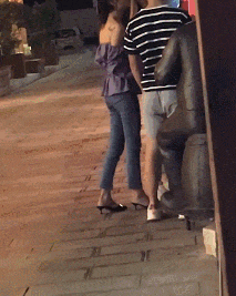 大胸女人的GIF动态图片：这个商场真的挺大的！