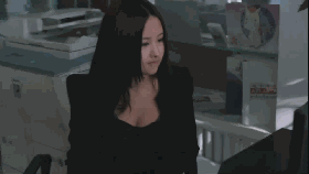 大胸女人的GIF动态图片：这个商场真的挺大的！