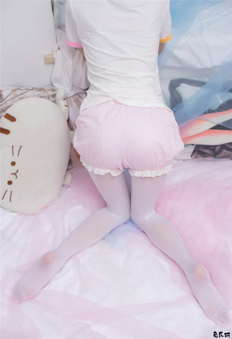 卧室里的白丝少女