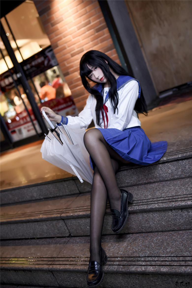 清新美少女打伞漫步夏日细雨中