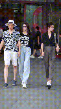 绝色美女动态图片：回家了竟然不关门！等隔壁老王吗？！