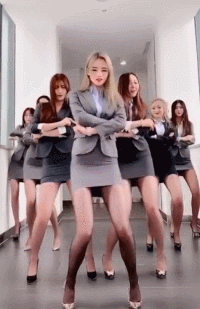 大长腿美女跳舞GIF动态图片