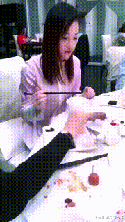 爆笑GIF图片：你就安心自己吃吧！就当我不存在！