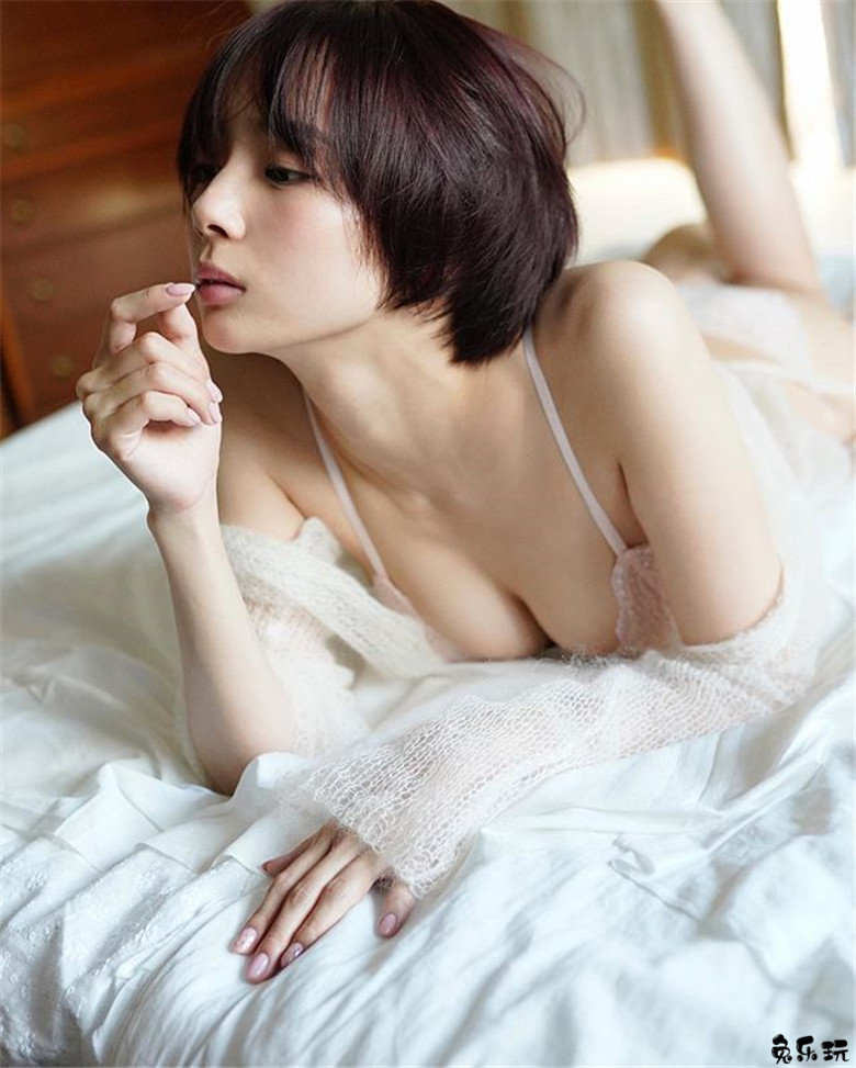 职业麻将选手？日本腿精正妹冈田纱佳短发造型身材更强大啦！