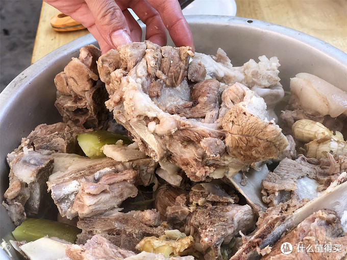 煮排骨猪骨头时，记住“2不放3窍门”，肉香味道正，汤鲜香-图片1