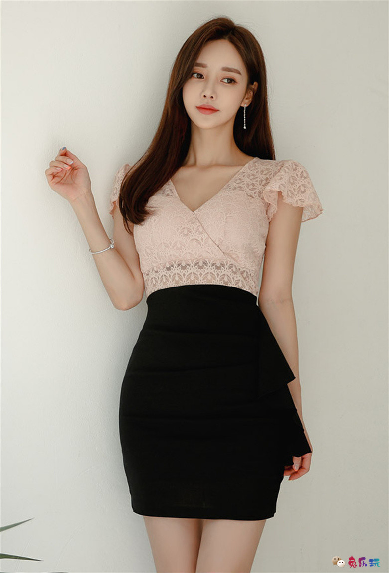 孙允珠：摩卡布丁镂空花玫浅粉包臀裙