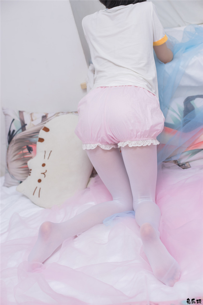 卧室里的白丝少女