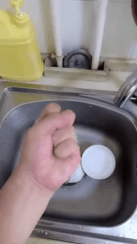 爆搞笑的GIF图片：洗个碗还练出了绝世武功了！