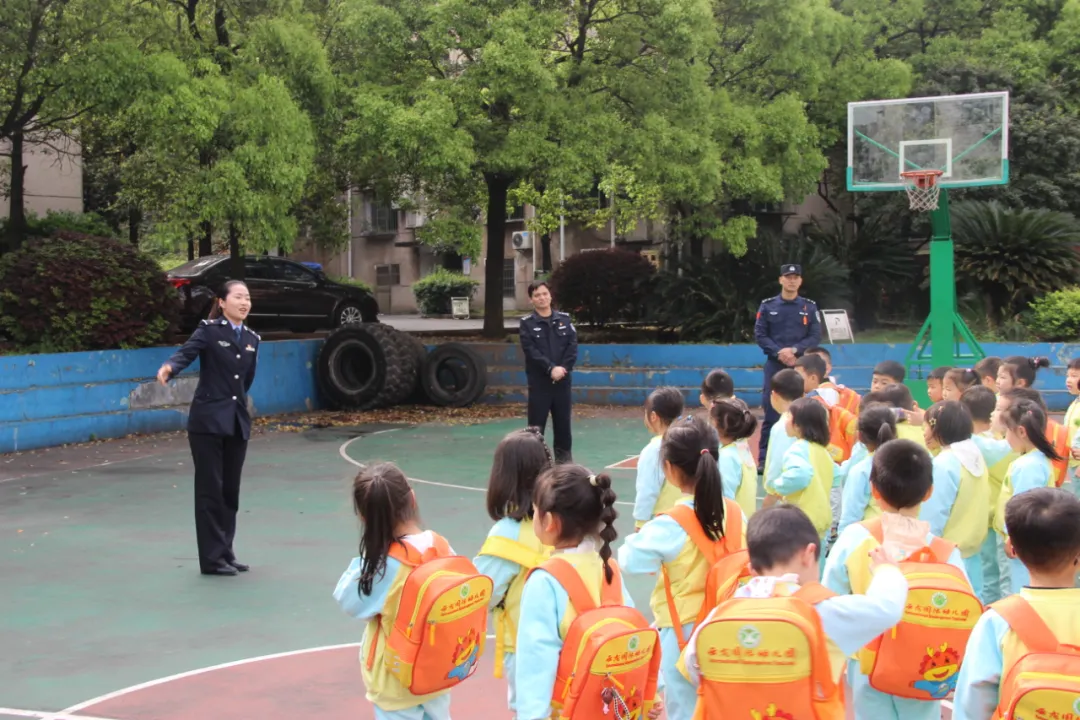 「我为群众办实事」莲乡公安举办警营开放日，迎来幼儿园小萌娃
